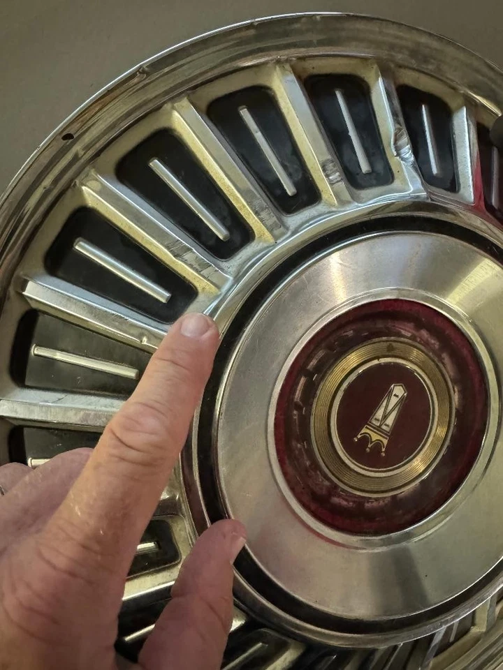 X1 DE COLECCIÓN 1967-1972 FORD GALAXIE LTD TAPACUBOS CUBIERTA DE RUEDA TAPA CENTRAL TIENE DESGASTE Foto 3 de 4