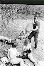 Altes Foto-Negativ,Jugendliche am Baggersee 1968