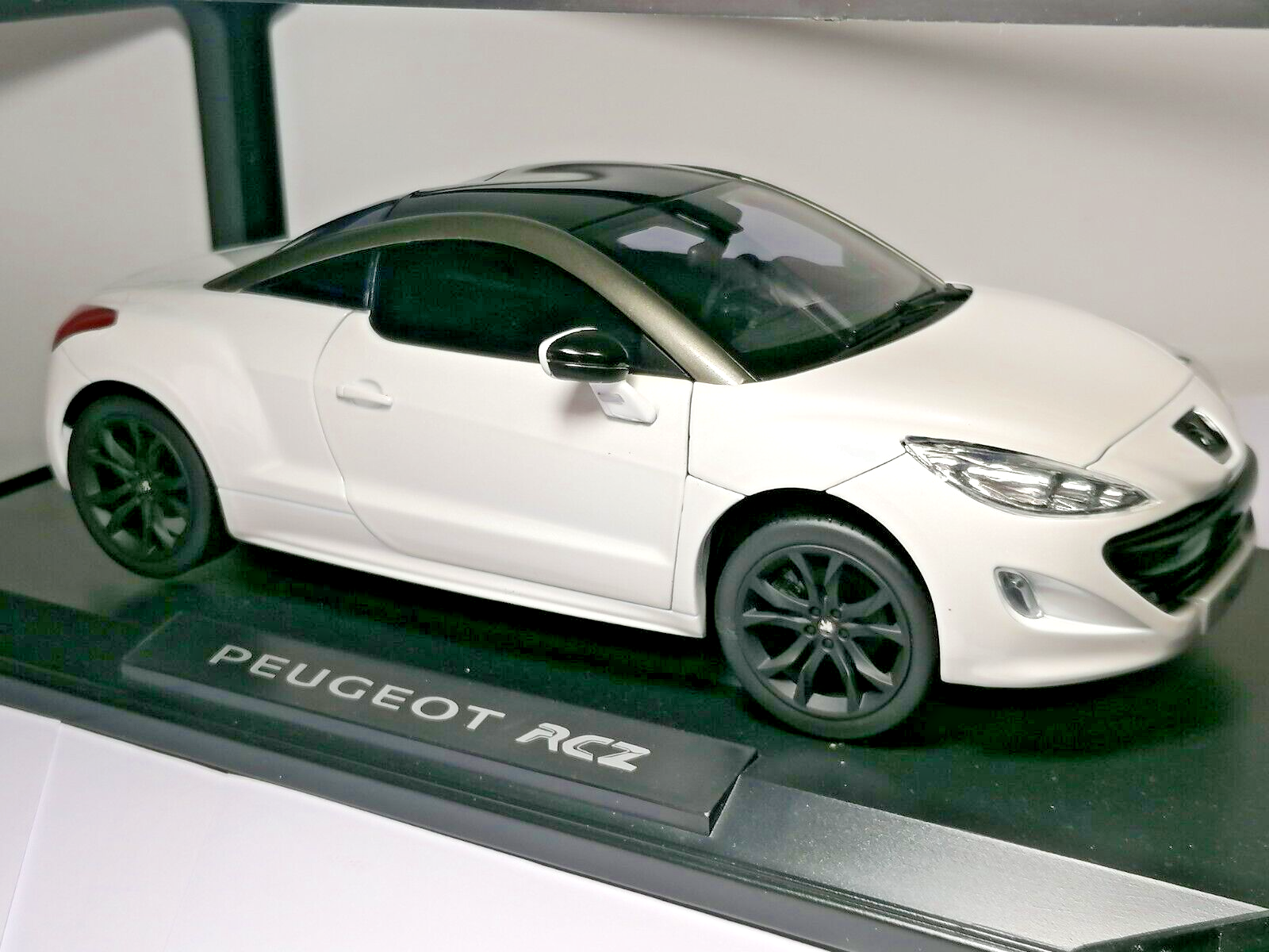 1/18 ノレブ プジョー RCZ 前期モデル ホワイト マットブラック