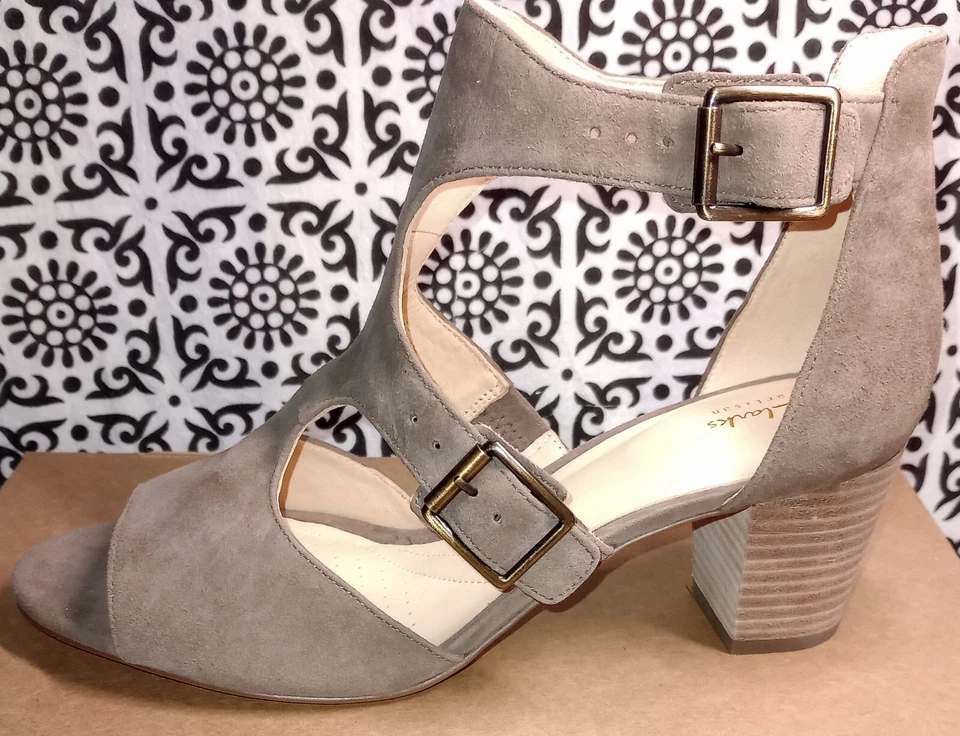 Sandália Salto CLARKS Feminina Artesanal Deloria Kay (Camurça Oliva, Tamanho 8.5) *NOVO* - Imagem 3 de 4