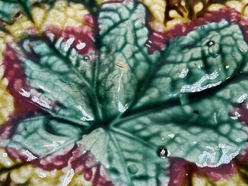 Antico piatto colorato 3 piedi in foglia di begonia maiolica XVIII secolo 11,5x8,5” - Foto 12 di 24