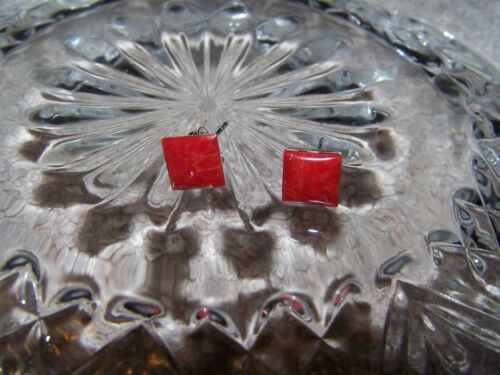 Pin posterior de plata esterlina con pendientes cuadrados de tachuelas de coral rojo.  - Imagen 1 de 2