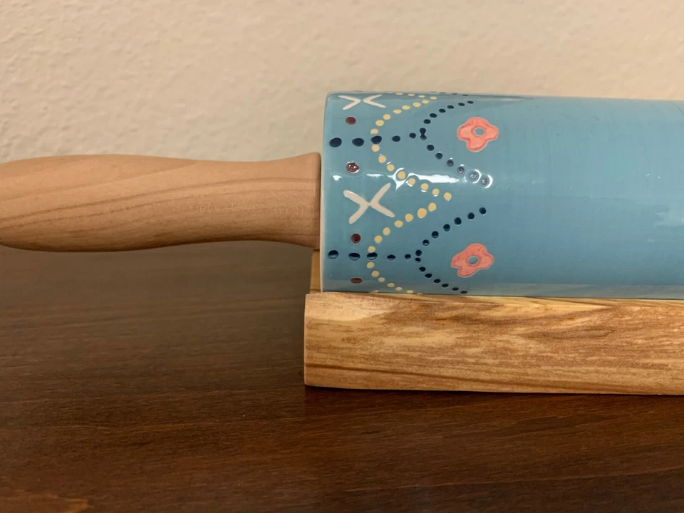 ALFILER DE CERÁMICA AZUL Y ROSA CON SOPORTE DE MADERA Foto 4 de 4