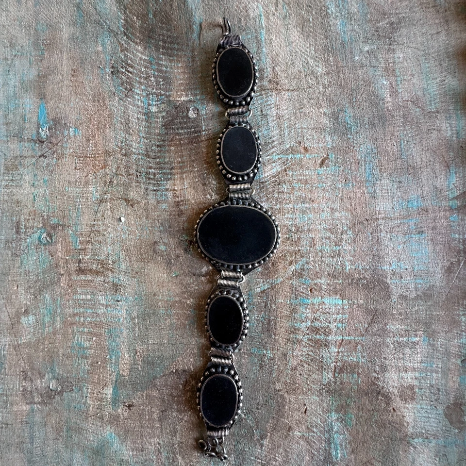 Pulsera de mano negra plegable de latón hecha a mano antigua de colección para mujer Foto 2 de 4