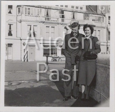 Paar in der Bognor Straße Echtfoto Foto Feb 1955 60x58mm
