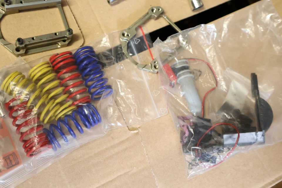 HPI 1:10 RS4 Nitro Ersatzteile Kühlkörper Federn etc - Bild 3 von 3