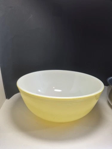 Vintage PYREX 404, B4 - Primary Color Yellow - 4 Quart Large Nesting Mixing Bowl