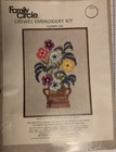 Kit ricamo crewel cerchio famiglia vintage: brocca fiori NOS