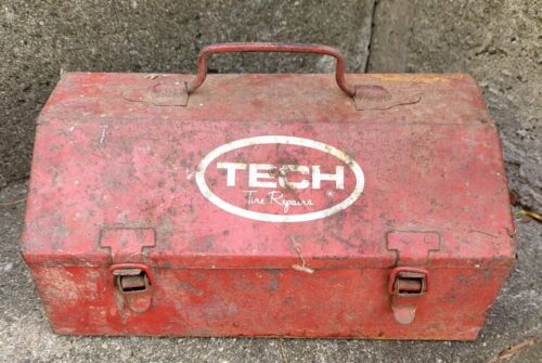 Petite boîte à outils en métal vintage réparation de pneus TECH rouge - Photo 1 sur 6