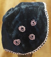 Bretonischer Kinderh&auml;ubchen aus schwarzem Velours, bestickt, Anfang 20. Jh.
