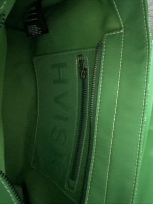 Tasche neuwertig von HVISK,  Grün mit Muster in Beige, in Recyceltem Polyester