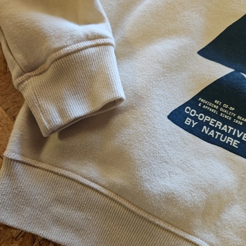 Sudadera REI Cooperativa Cuello Redondo Mujer S Beige Gráfico Logo Árboles Montaña Campamento Foto 3 de 4