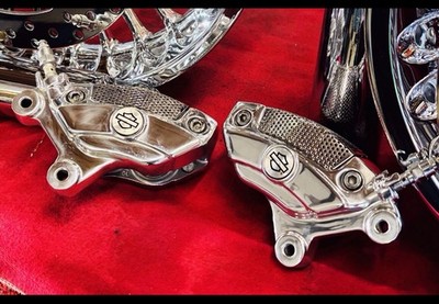 2 Harley-Davidson GENUNE OEM  Front Brembo Brake Calipers pads extra 443203-08