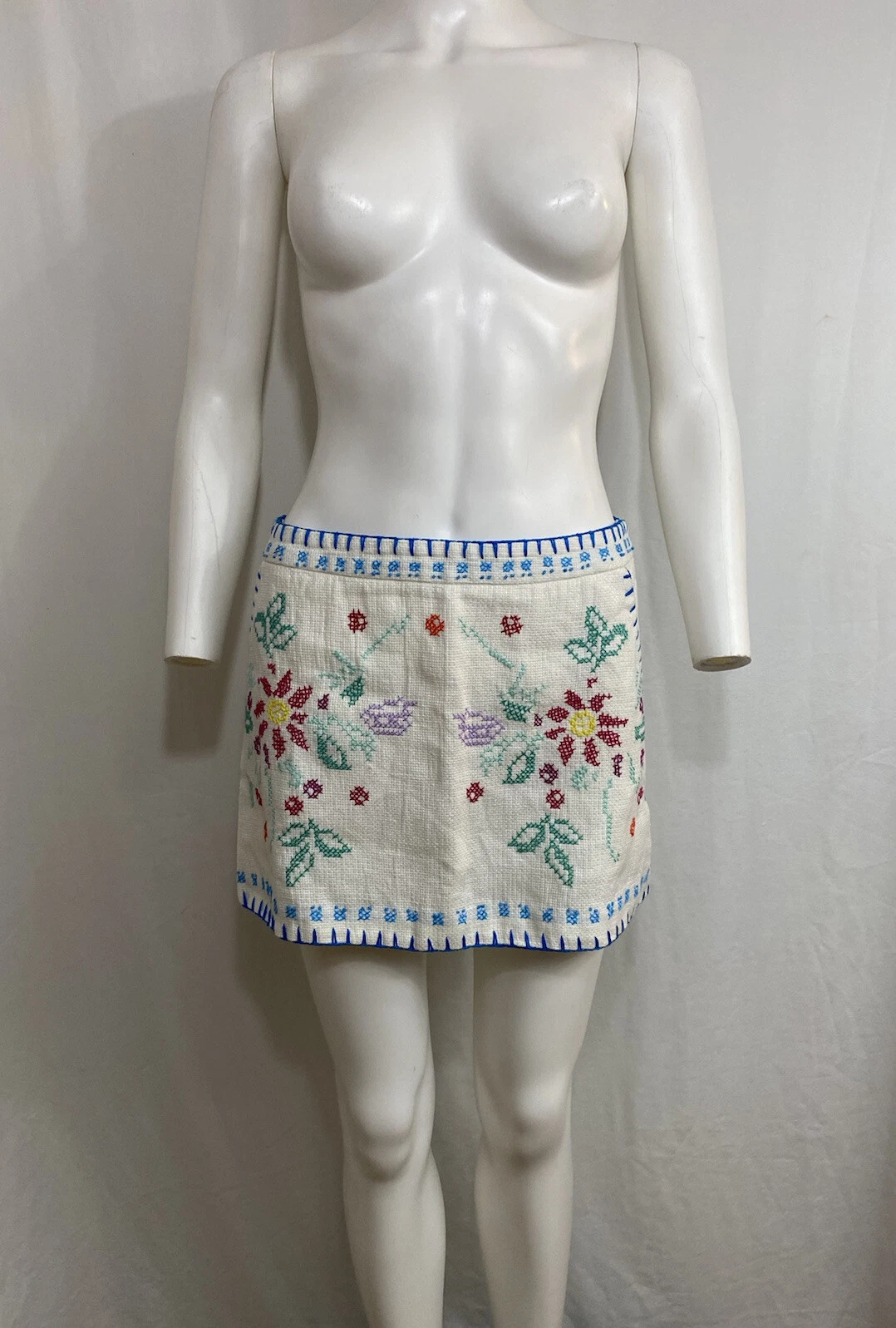 Vtg Moschino Main Line White Needlepoint Pattern Linen Skirt 42 M
Opens in a new window or tab