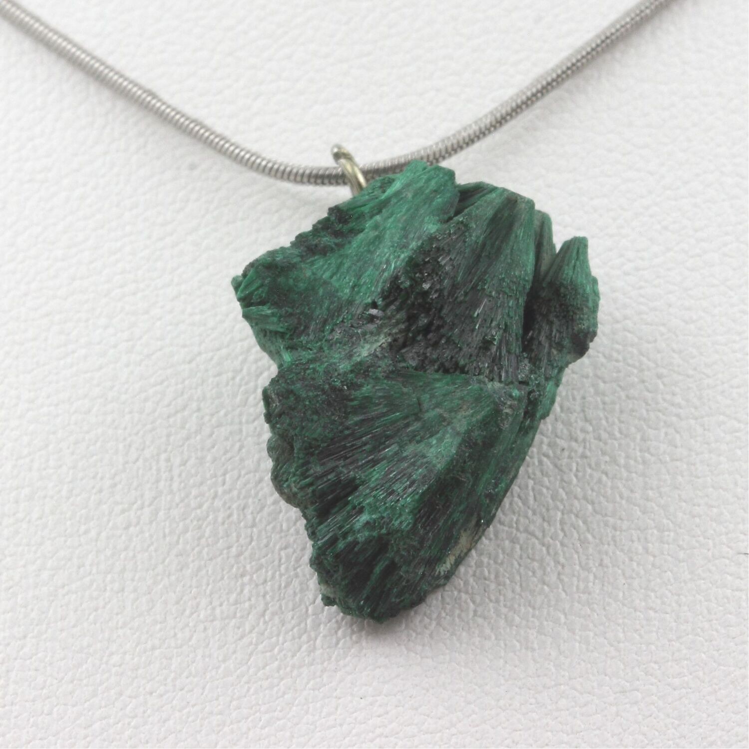 Collier Malachite brute 31.25 ct, pierre fine naturelle de Kipushi de prestige
