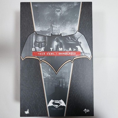 Hot Toys MMS342 Batman v Superman Dawn of Justice mit Tech Cowl & Sniper Rifle