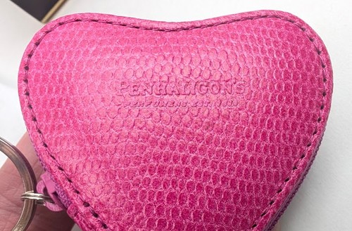 PORTACHIAVI PENHALIGON'S PORTAMONETE IN PELLE CUORE ROSA --NUOVO CON SCATOLA E BORSA - Foto 2 di 5
