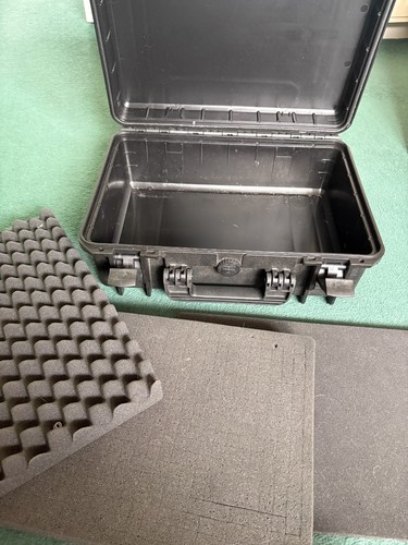 Medium, unbranded, hard peli case with foam inserts - Picture 7 of 8