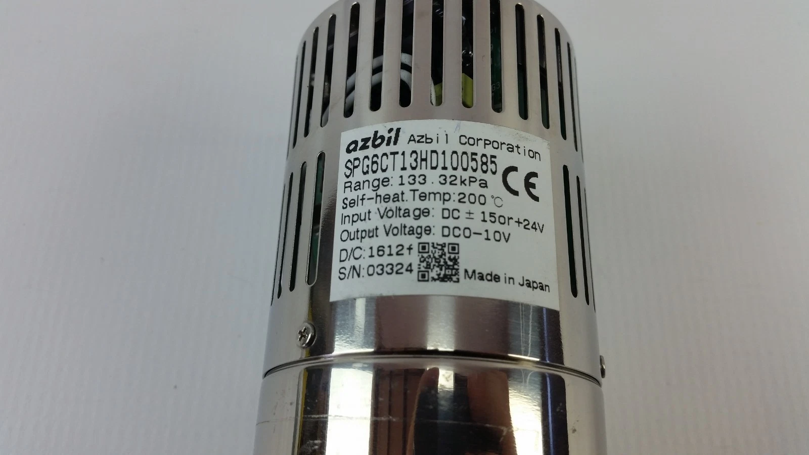 Azbil SPG6CT13HD100585 nameplate: range 133.32 kPa, self-heat 200 °C, output 0-10 V, made in Japan