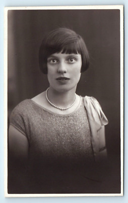POSTKARTE ATTRAKTIVE LADY PEARLS - GRAHAM BROWN STUDIOFOTOGRAF SALFORD 1928