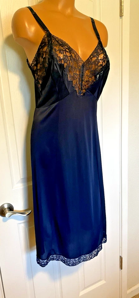 ВИНТАЖНЫЙ 1960-х годов РЕДКАЯ ARTEMIS изображение белье темно-синий с кружевной отделкой полный скольжения размер 36 B - Изображение 2 из 4