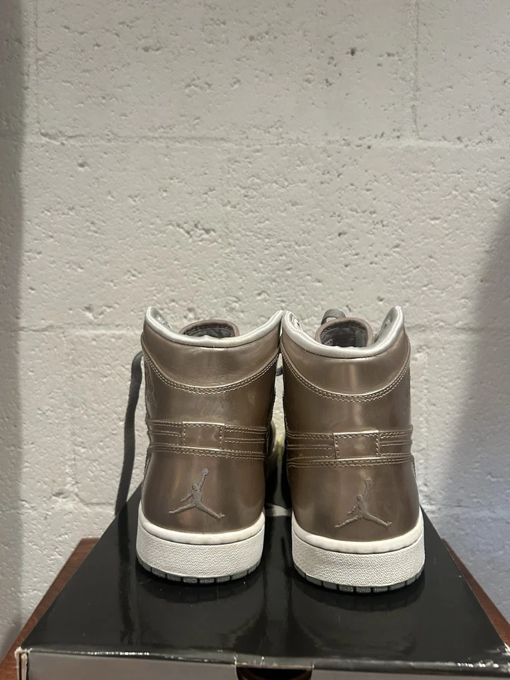 Jordan 1 Retro Alto Metálico Zinc Hombre Talla 10 (caja incorrecta y plantillas faltantes) Foto 3 de 4