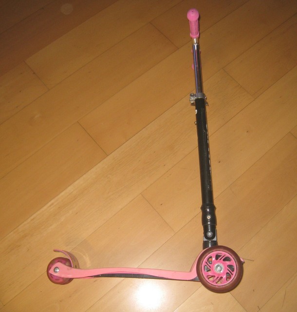 1 Pinken Scooter Kinder Roller Tretroller 3 Räder mit LED Licht 1 Pinken Scooter Kinder Roller Tretroller 3 Räder mit LED Licht