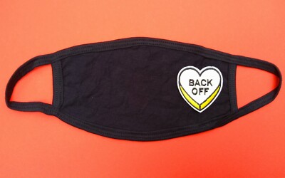 Schwarze Baumwoll-Gesichtsmaske: BACK OFF - Candy Yellow Heart Social Distancing Girl Fun