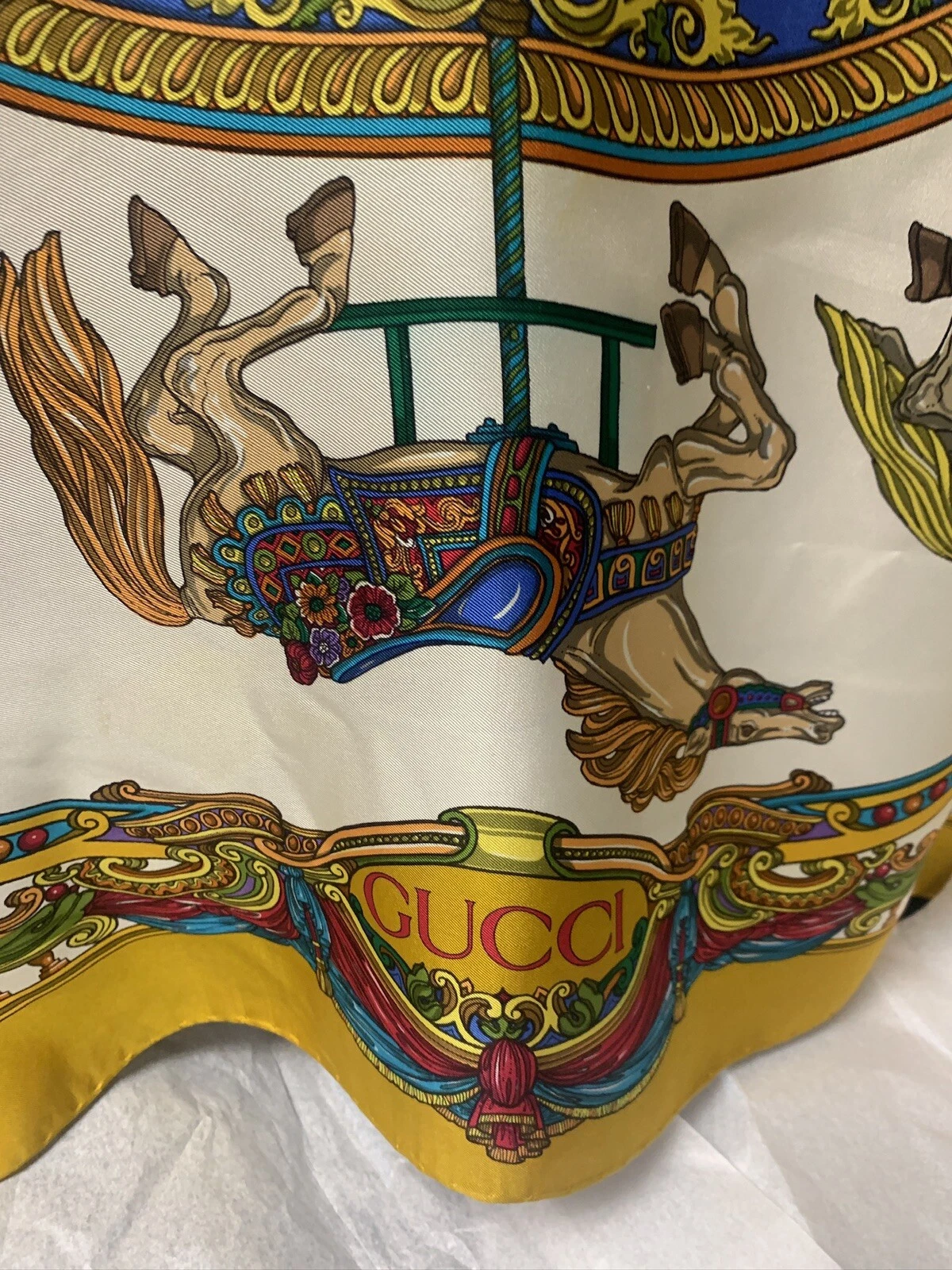 Gucci ancien foulard cheval carrousel rare à trouver !