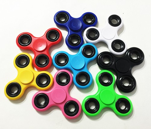 HAND SPINNER TRI ZAPPELN ANGST STRESS FINGER SCHREIBTISCH SPIELZEUG FOKUS EDC AUTISMUS ADHS