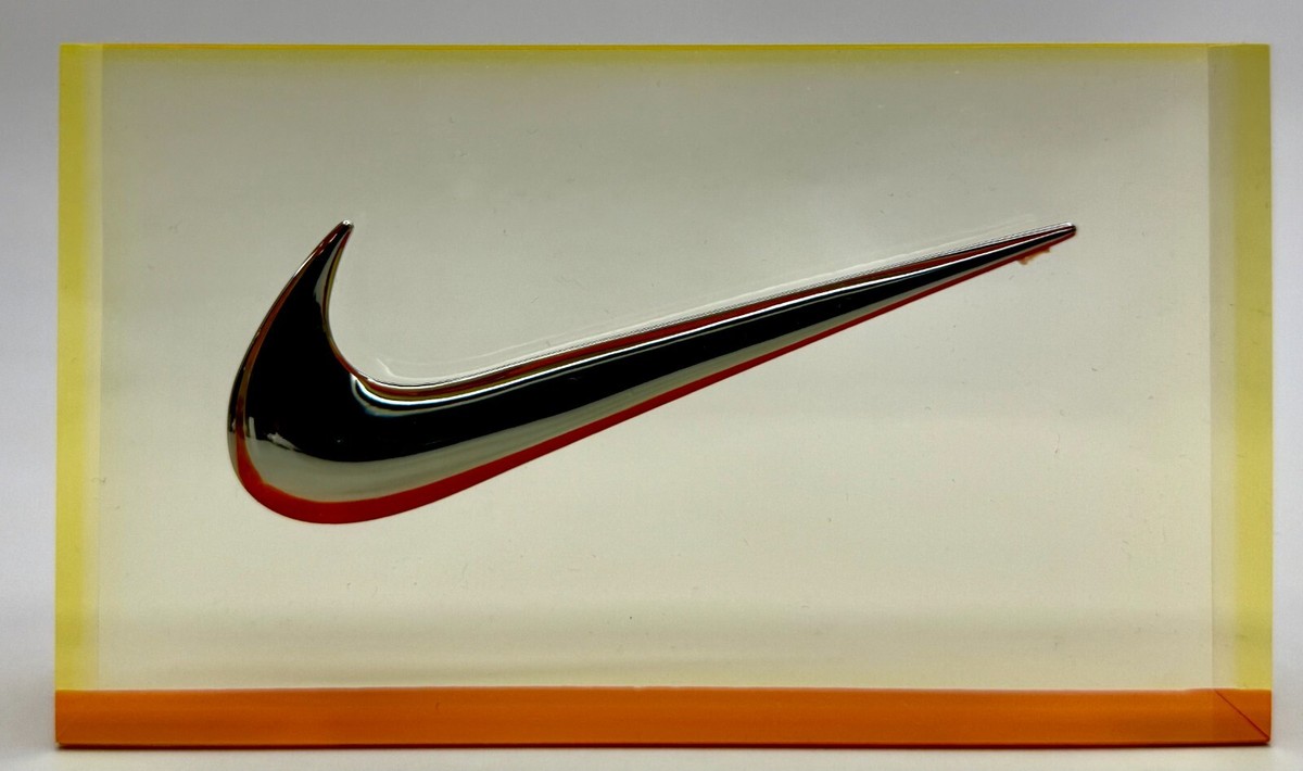✓ NEW AND RARE NIKE SWOOSH LOGO PLAQUE VISION 2005 ACRYLIC STORE
