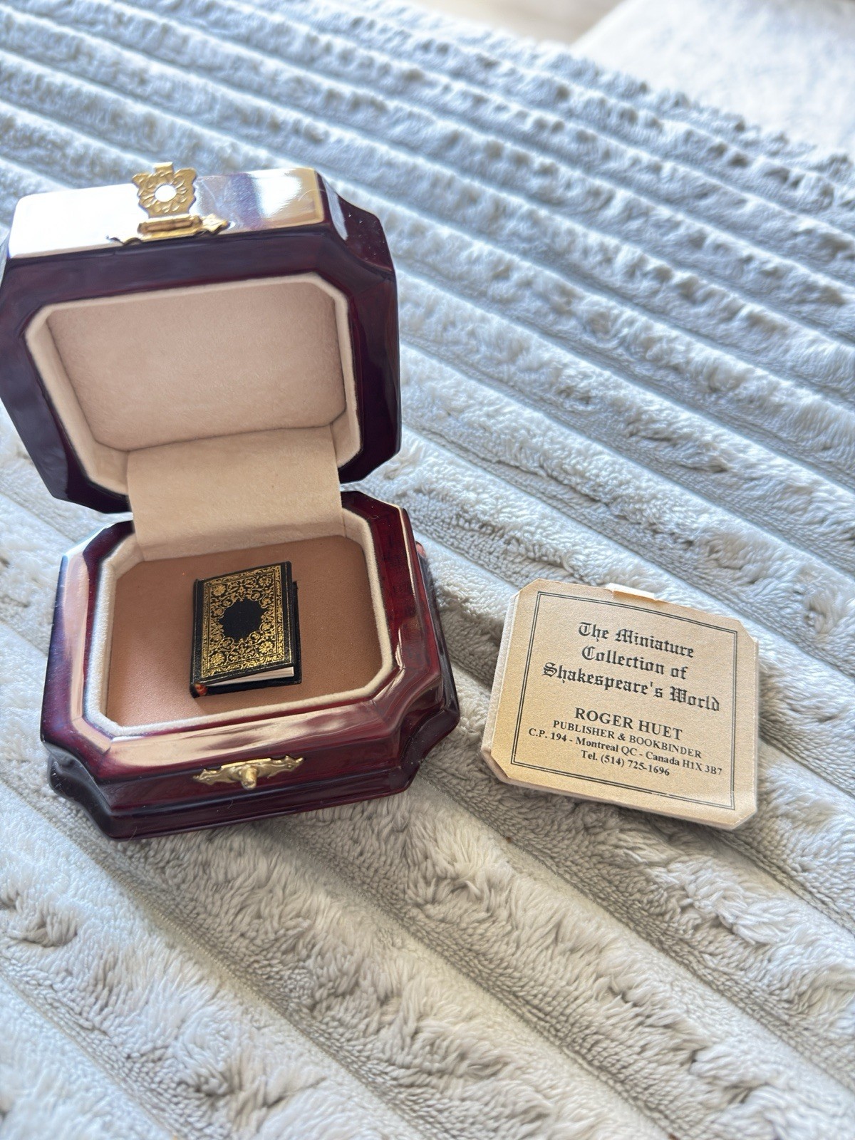 Miniature book "Theatres in Shakespeare's Time", published by Roger Huet.