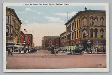Postcard Iowa Cedar Rapids Third St from 1st Ave Boyson Drug Co White Borde B237