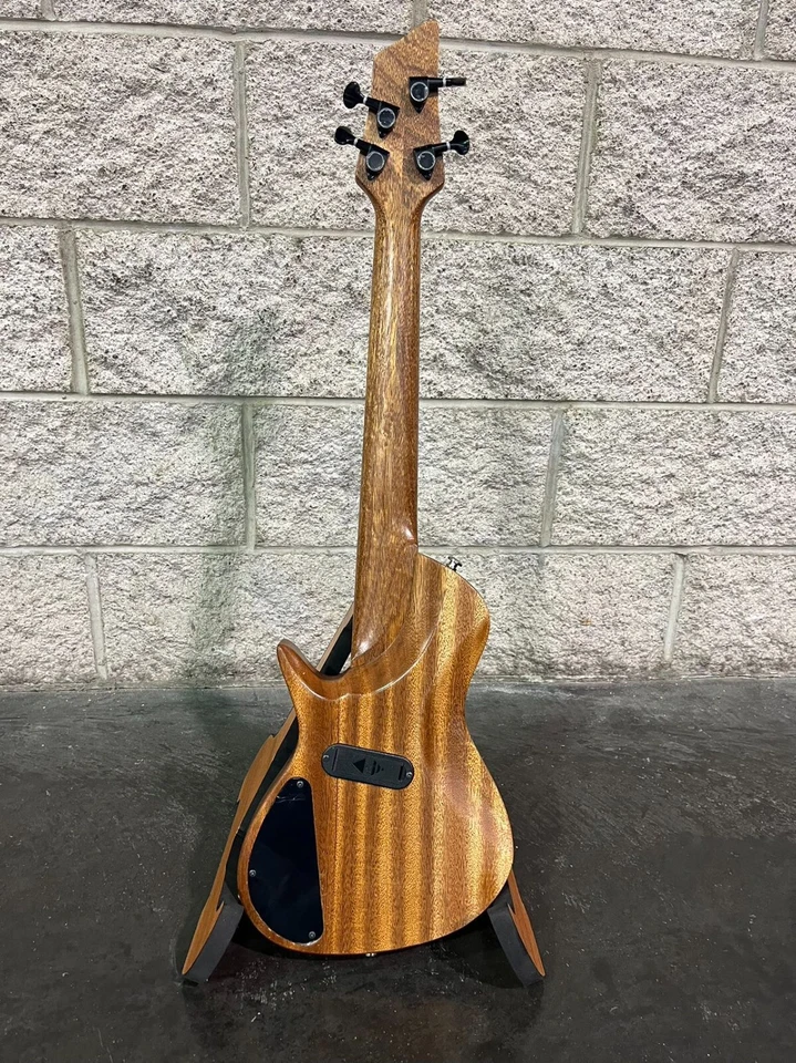 Mini Bajo Eléctrico de Viaje Batking Africano Okoume Cuerpo y Cuello Sin Trastes Foto 2 de 4