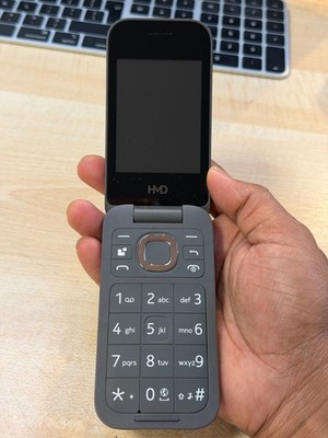 HMD (Nokia) 2660 Flip 4G Schwarz Dual Sim Unlocked TA-1711DS Sehr Guter Zustand