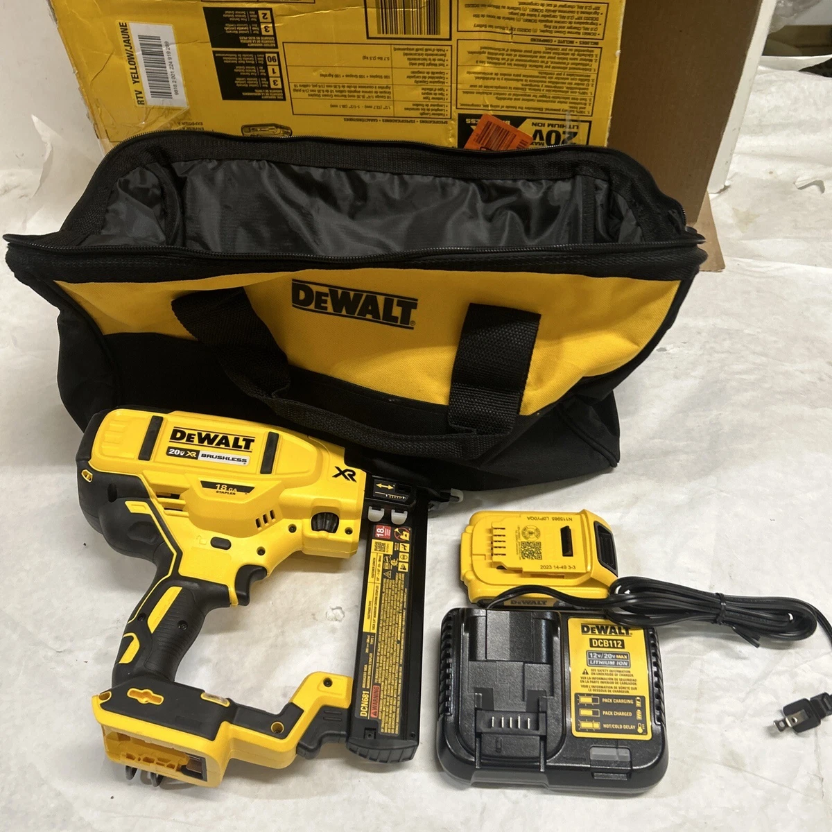 DEWALT DCN681D1 20V XR Cordless 18 Ga Crown Stapler Kit. A389