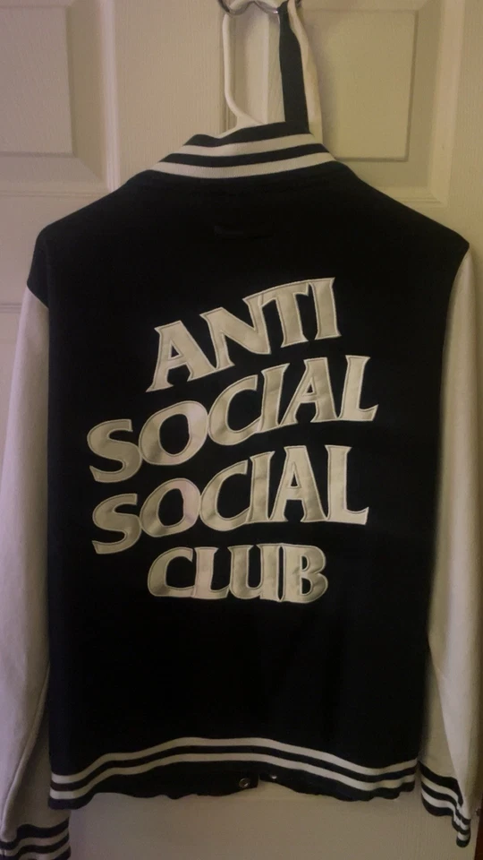 Chaqueta Universitaria Club Social Anti Ropa de Calle Bombardero Negra Blanca MEDIANA Foto 3 de 4