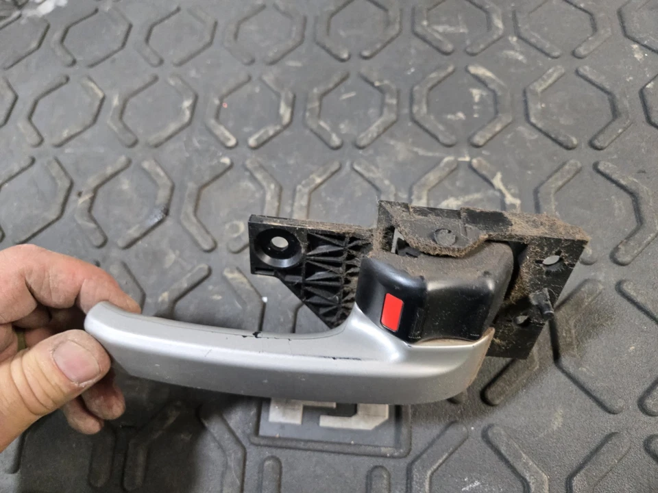 Toyota FJ Cruiser 2007-2013 manija interior puerta delantera derecha plateada  Foto 2 de 4