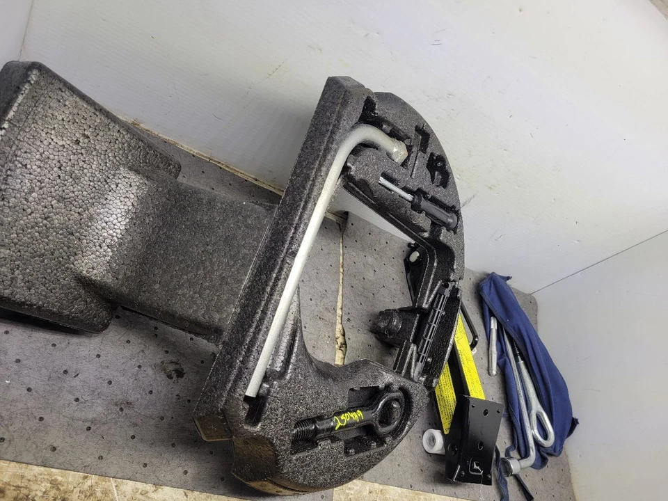 A6 AUDI 2013 Jack and Tools 1688533 - Image 3 of 4