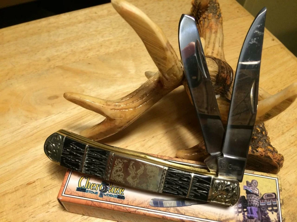 Frost Cherokee Stone Works Black Jigged Bone Trapper 4 1/8" Pocket Knife CSW236B - Image 2 of 4