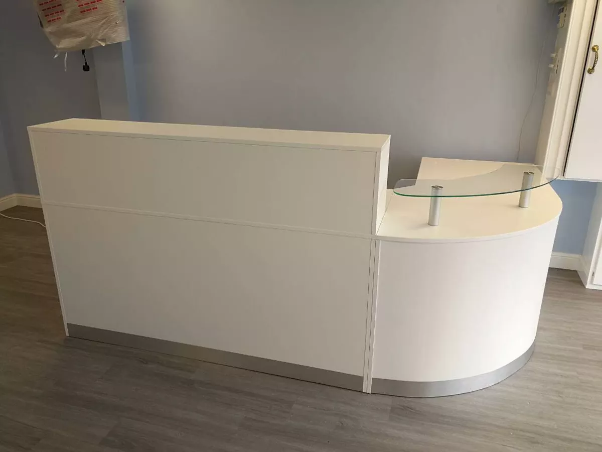 WHITE RECEPTION DESK CURVED CORNER UNIT GLASS SHELF ALUMINIUM PLINTH OFFICE DESK