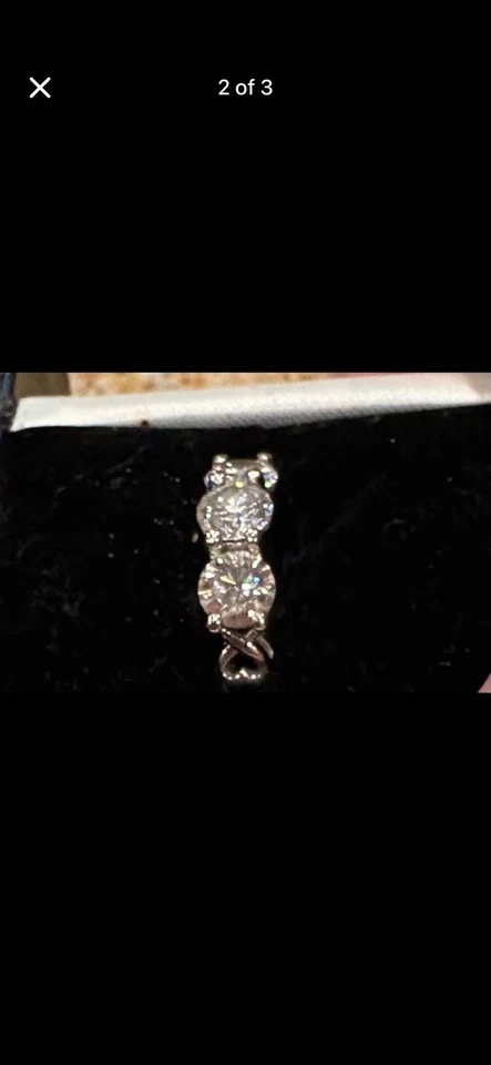 Three-Stone Round Brilliant Diamond Band Ring – White Gold – Excellent Condition - Image 2 of 3