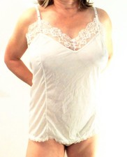 DREAMY  SOPRE VINTAGE ELEGANT VINTAGE WHITE NYLON LACY CAMISOLE 26/28 EVC