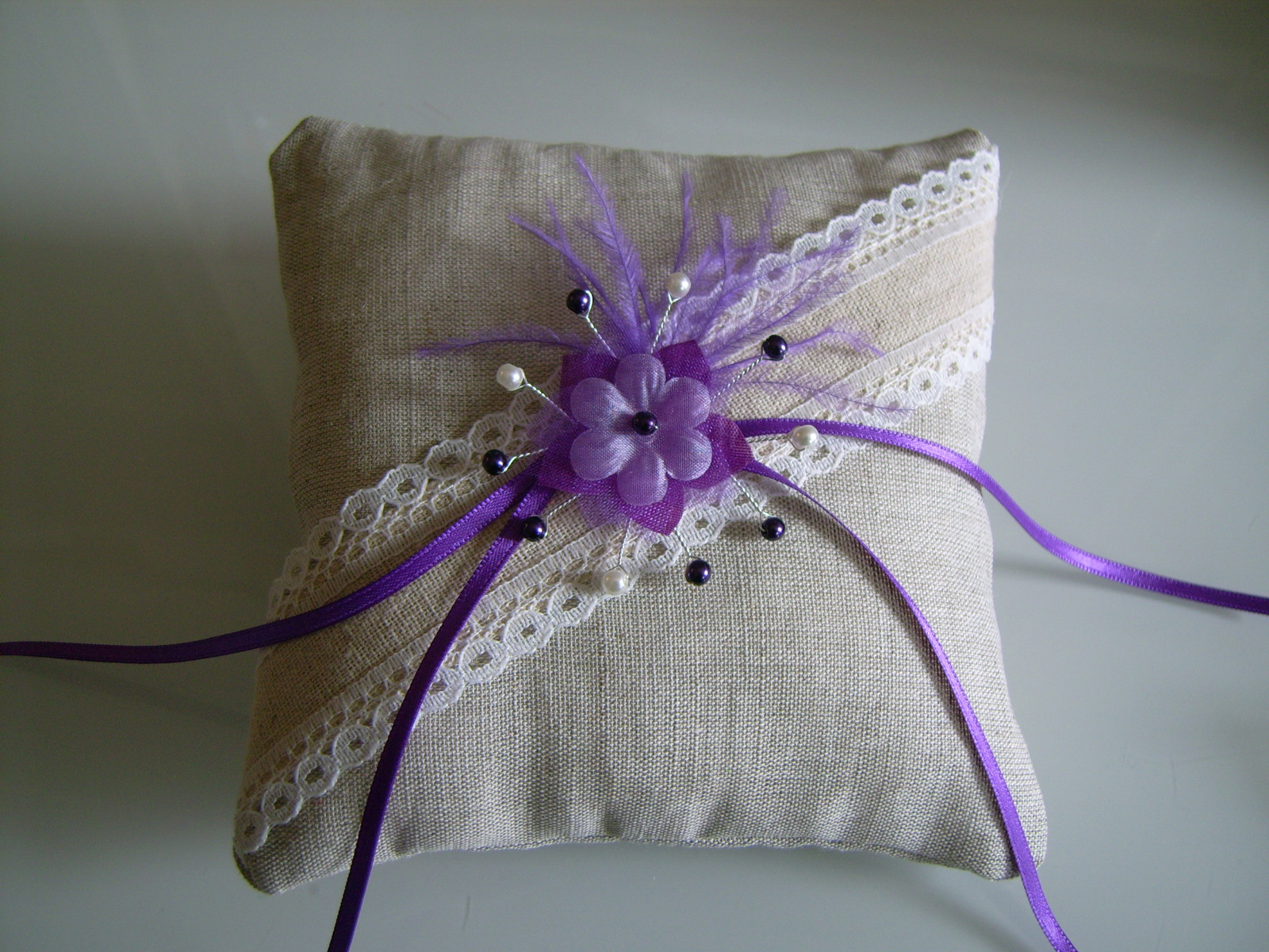 Coussin alliances mariage lin et jute violet pour sceller votre amour éternel