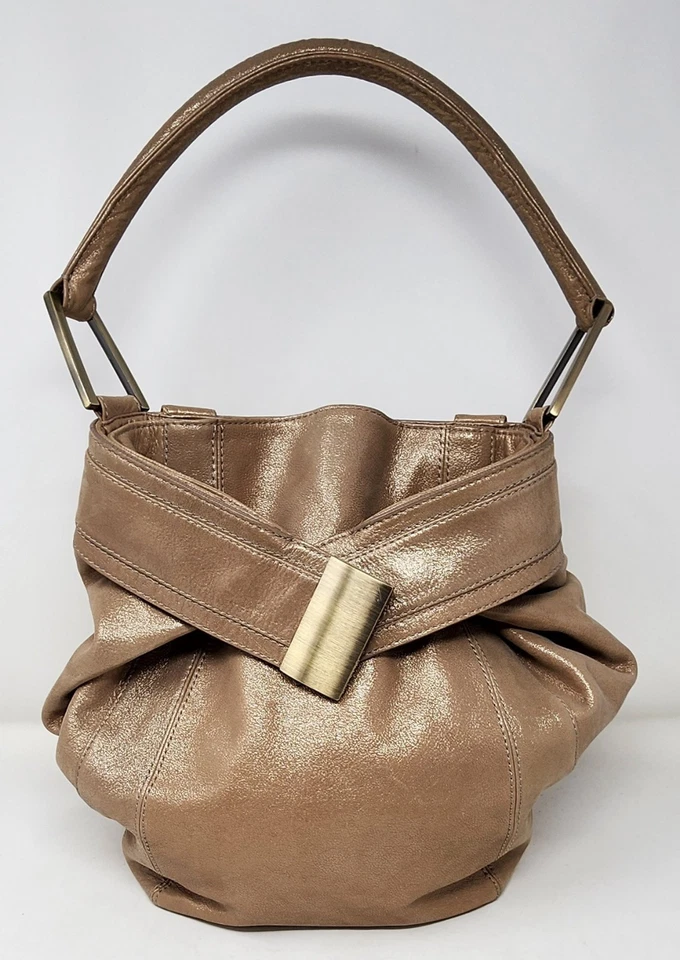Bolso de Hombro Hobo de Cuero Grande Kooba Dorado Brillo/Beige Asa Superior Hebilla de Latón Foto 2 de 4