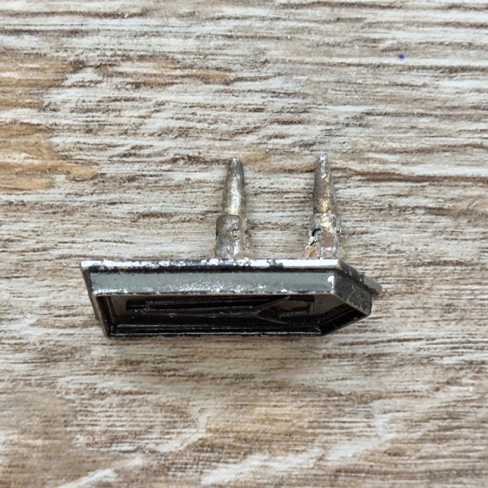 OEM Vintage Metal Chrysler Dodge Plymouth Valiant Duster Emblem Badge Name Plate Foto 3 de 4