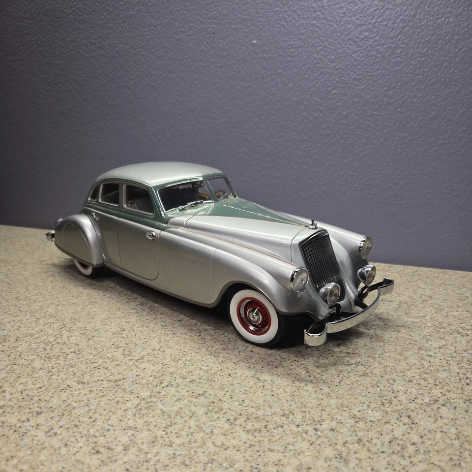 Signature 1933 Pierce  Arrow die cast 1:18 scale car - Image 2 of 4