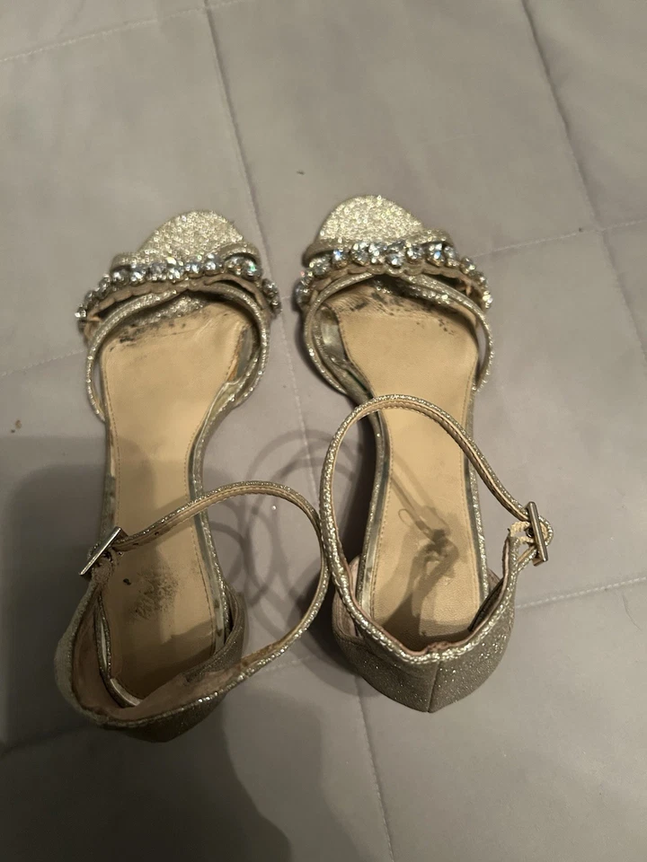 Sandalias BADGLEY MISCHKA Jewel para mujer tono dorado talla 7 cierre al tobillo punta abierta Foto 3 de 3