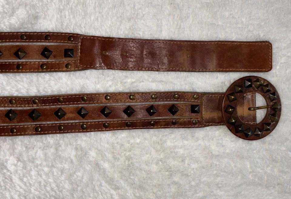 Tachuelas de cinturón de cuero marrón Betsey Johnson de latón talla grande Foto 2 de 4