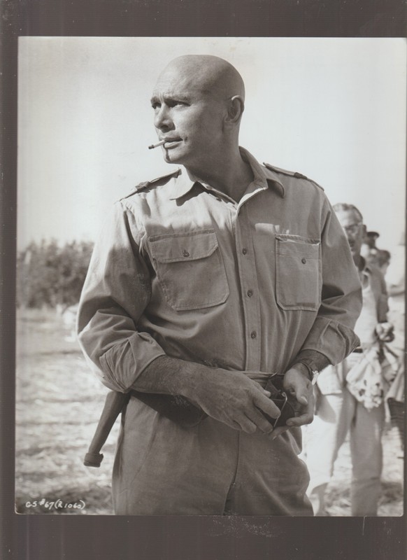 8X10 B&W   PHOTO OF-SCENE- YUL BRYNNER